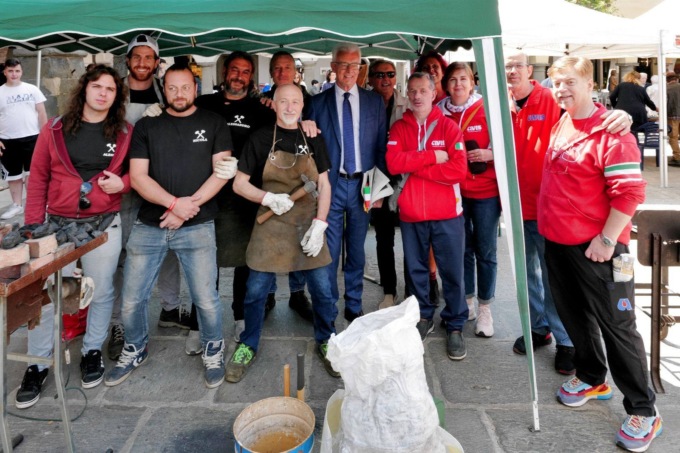 Lame sotto i portici: la bellezza del ferro forgiato incanta Romano