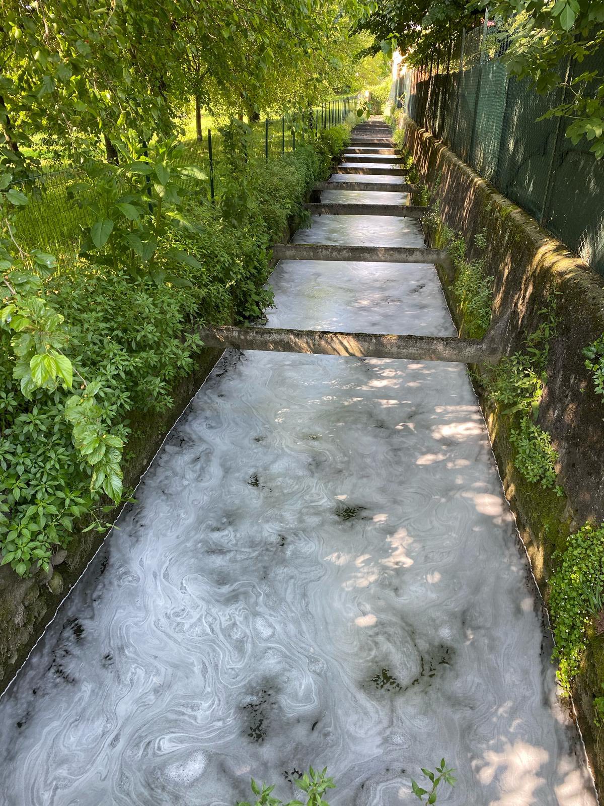 Treviglio Geromina schiuma nella roggia