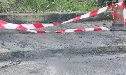 Vandali bruciano un cassonetto e tagliano le gomme alle auto in sosta