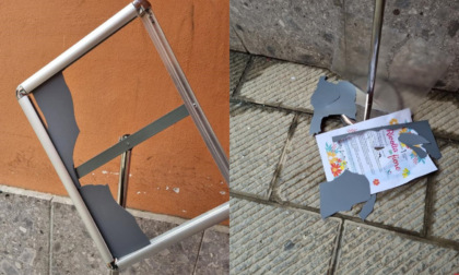 Vandali devastano due bacheche, scatta la denuncia