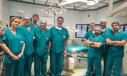 Due protesi “su misura” salvavita: innovazione nella chirurgia vascolare all’ospedale Maggiore