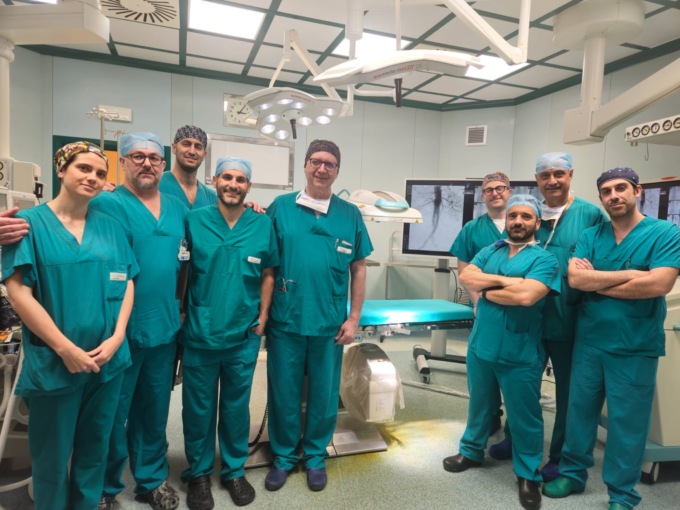 Due protesi “su misura” salvavita: innovazione nella chirurgia vascolare all’ospedale Maggiore
