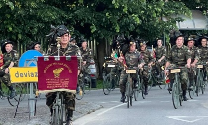 Musica e memoria in sella: la Fanfara dei Bersaglieri Ciclisti incanta Sola