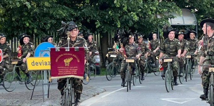 Musica e memoria in sella: la Fanfara dei Bersaglieri Ciclisti incanta Sola