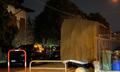Il "camper della discordia" imbarazza il sindaco e fa discutere il Consiglio