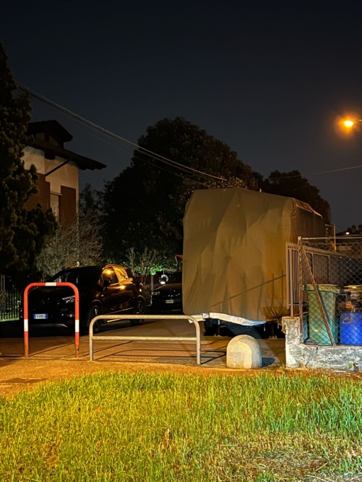 Il “camper della discordia” imbarazza il sindaco e fa discutere il Consiglio