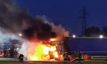 Forte boato a Ciserano, in fiamme due camion in un'azienda di trasporti