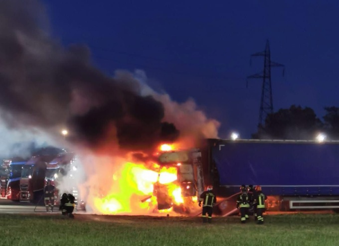 Forte boato a Ciserano, in fiamme due camion in un’azienda di trasporti