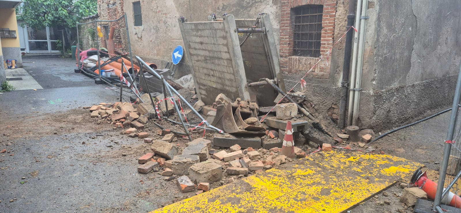 Boltiere crollo tetto vicolo Orefici