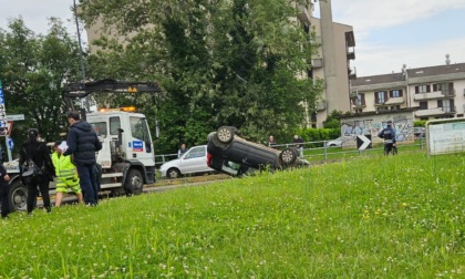 Perde il controllo dell'auto e si ribalta, ferita una 25enne