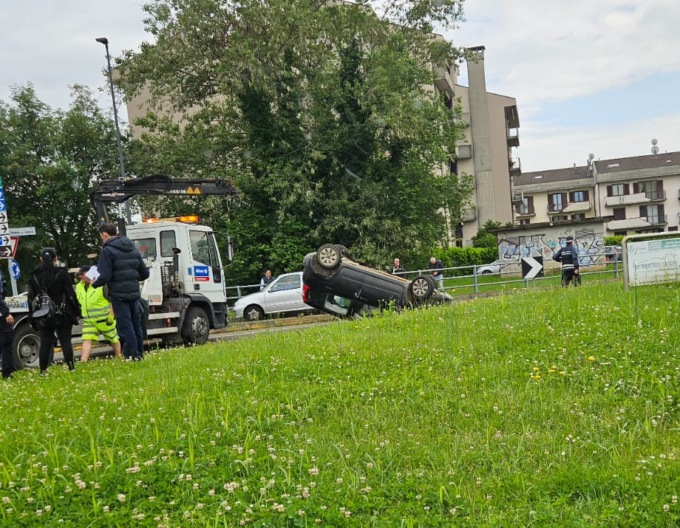 Perde il controllo dell’auto e si ribalta, ferita una 25enne