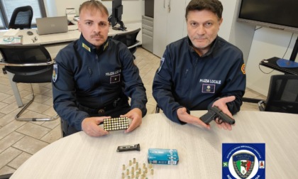 Spari in pieno centro da un'auto in corsa, terrore in città