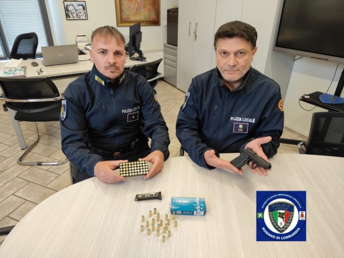 Spari in pieno centro da un’auto in corsa, terrore in città