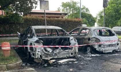Piromane di nuovo in azione: altre due auto a fuoco nella notte