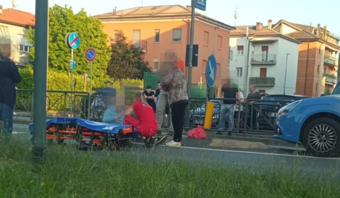 Investito mentre attraversa la ex Statale 11 sulle strisce