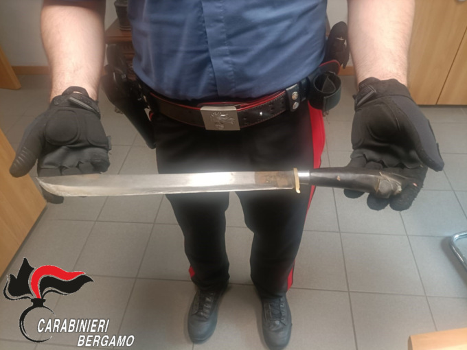 Nascondono in auto un coltello da 36 cm, denunciata una coppia
