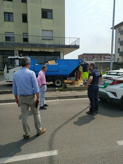 Ratti tra i rifiuti davanti al condominio, scatta l’ordinanza