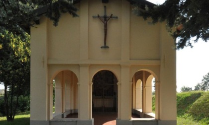 Bivaccavano nel chiostro della Cappella dei Mortini, sorpresi da carabinieri e Polizia locale