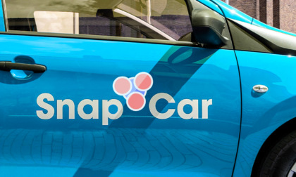 Adesivi per auto personalizzati: la pubblicità estiva che si muove con te