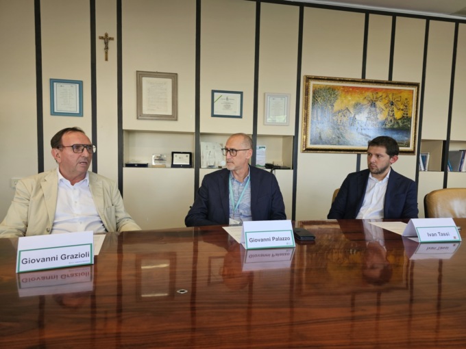 Una nuova ambulanza per l’ospedale grazie agli Istituti Educativi e Bcc Carate e Treviglio