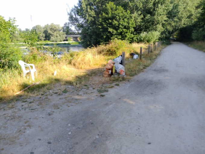 Anche quest’anno non cambiare: stessa spiaggia, stesso fiume e… stessa immondizia