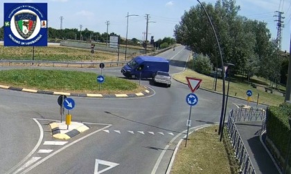 Forza il posto di blocco in centro a Romano, inseguito e arrestato