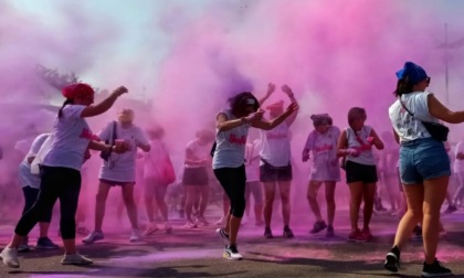 Un “serpentone rosa” per sostenere la ricerca contro il cancro