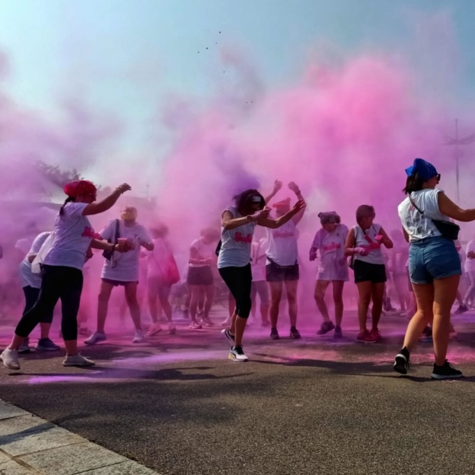 Un “serpentone rosa” per sostenere la ricerca contro il cancro