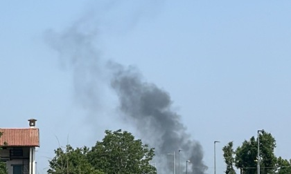 Incendio a Vidalengo, colonna di fumo nero dalla Isover Saint-Gobain