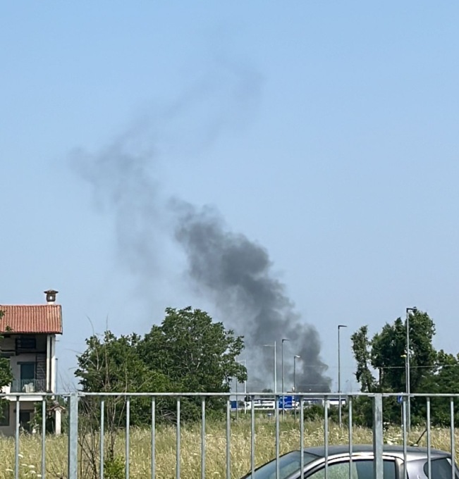 Incendio a Vidalengo, colonna di fumo nero dalla Isover Saint-Gobain