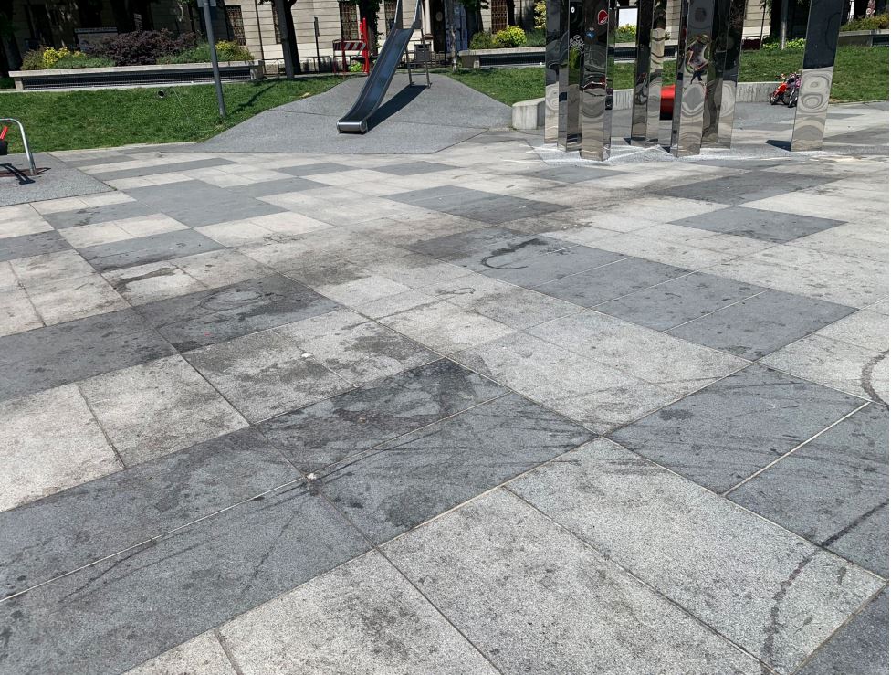 70081344_Treviglio piazza setti sporca1