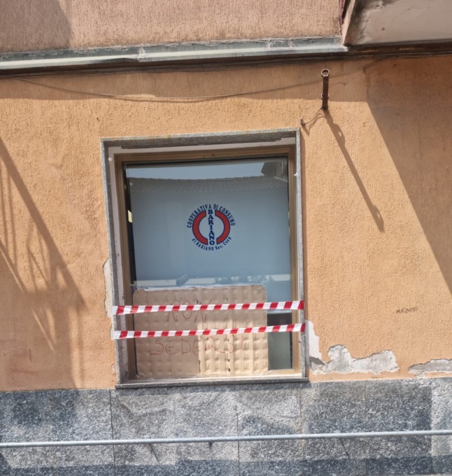 Atti vandalici in paese, danneggiate due vetrine e una recinzione comunale