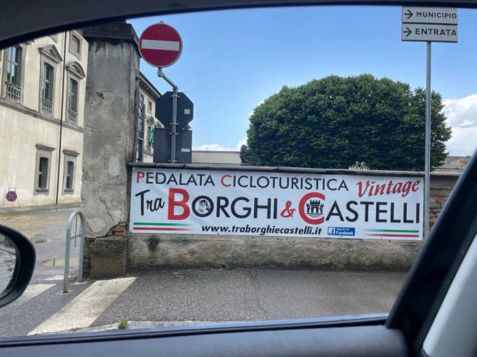 Lo striscione abusivo “rovina” il bene storico, polemica in aula per l’affissione del Grest Barbera