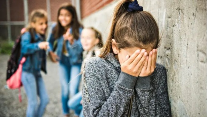 Minacciata e picchiata: l’incubo dei bulli su una bambina di 11 anni