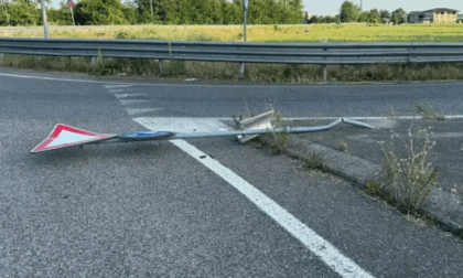 Abbatte un segnale e scappa: identificato e multato grazie alle telecamere