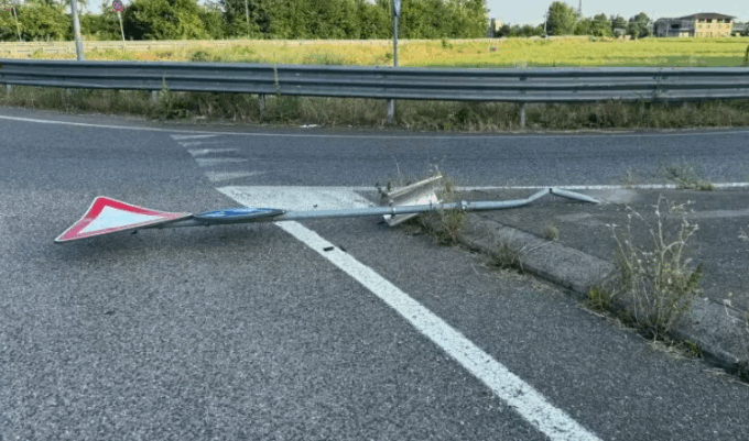Abbatte un segnale e scappa: identificato e multato grazie alle telecamere