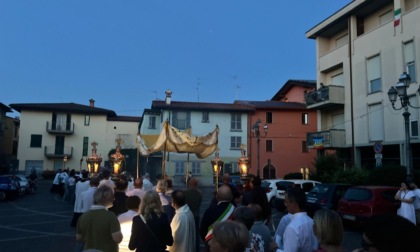 Ancora guasti all'illuminazione pubblica, anche la processione religiosa resta al buio
