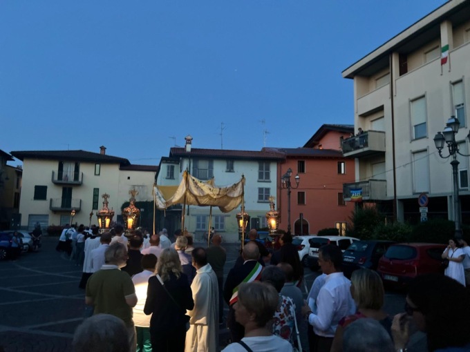 Ancora guasti all’illuminazione pubblica, anche la processione religiosa resta al buio