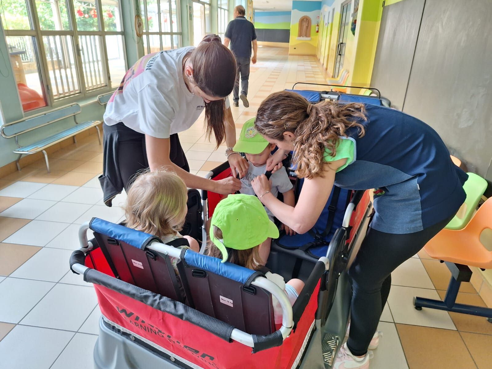 Cologno al Serio Inaugurate due "scialuppe" per portare a spasso i bimbi del nido
