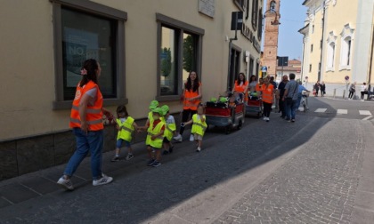 Tutti in carrozza! I bimbi del nido a zonzo in centro