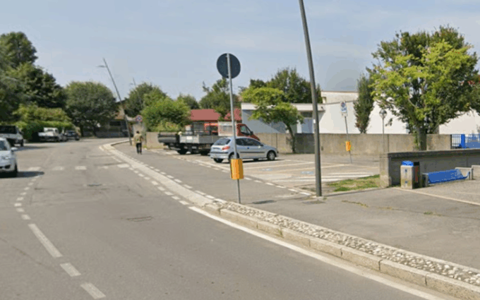 Investita mentre andava in piscina: 41enne ferita