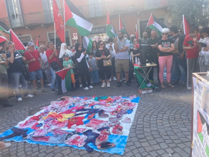 Solidarietà per il popolo della Palestina, presidio in piazza Manara a Treviglio