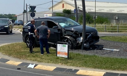 Perde il controllo dell'auto e si schianta sulla rotonda dell'Eurospin