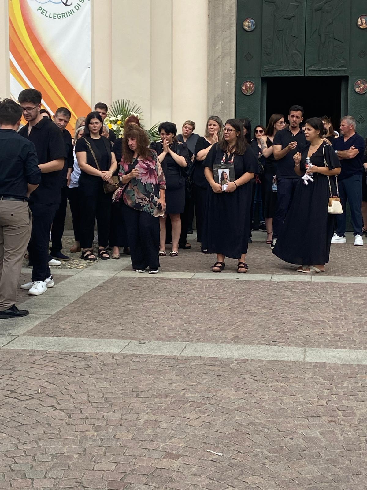 Ciserano funerale Evelyne Salimusaj
