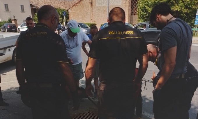 Pannelli isolanti gettati nella roggia: cantine allagate e irrigazione bloccata