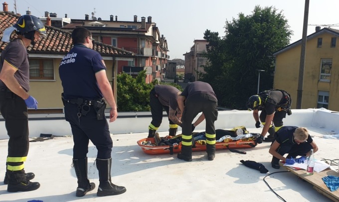 Due operai svenuti sul tetto del cantiere: attimi di paura in centro