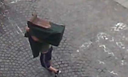 Rubano un antico elemosiniere e lo usano come tavolino, denunciati