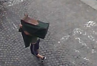 Rubano un antico elemosiniere e lo usano come tavolino, denunciati