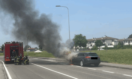 Accosta appena in tempo poi l'auto viene avvolta dalle fiamme: paura a Pioltello per un farese