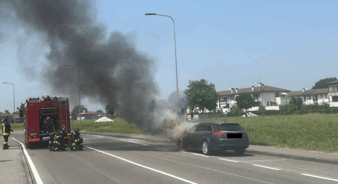 Accosta appena in tempo poi l’auto viene avvolta dalle fiamme: paura a Pioltello per un farese